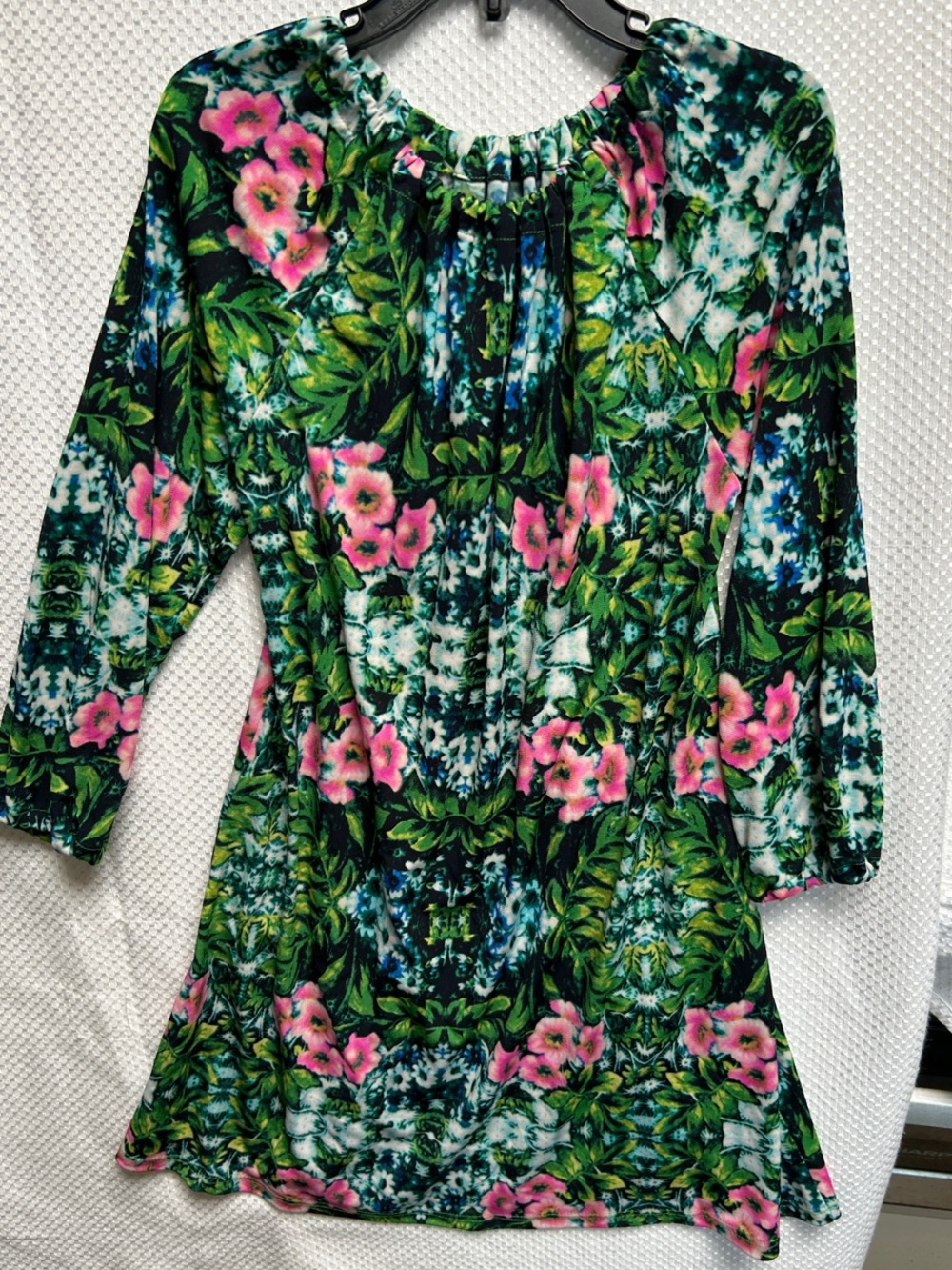 Colorful Floral Tunic Dress with Pink flowers. Below the knees. NWT
